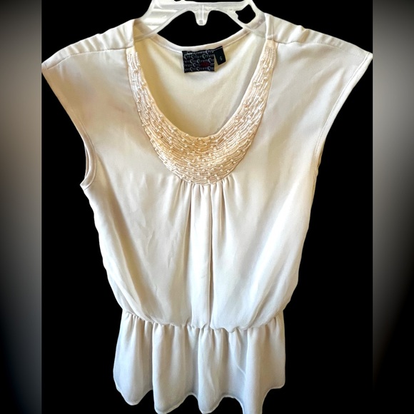 Sleeveless top with beaded and embellished collar. Very light fabric. - Picture 2 of 4